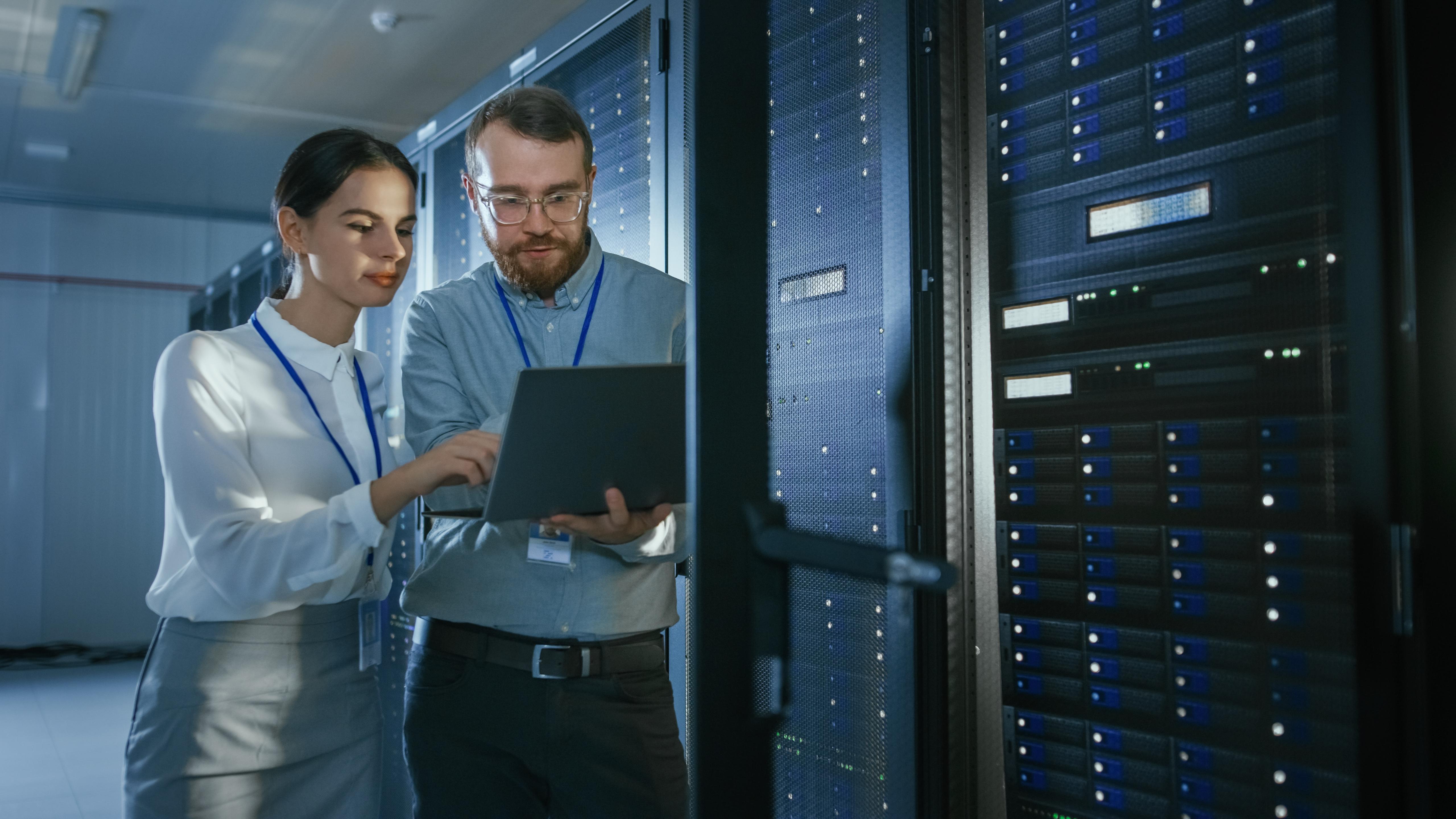 Estudiantes trabajando con datos e inteligencia artificial en computadoras
